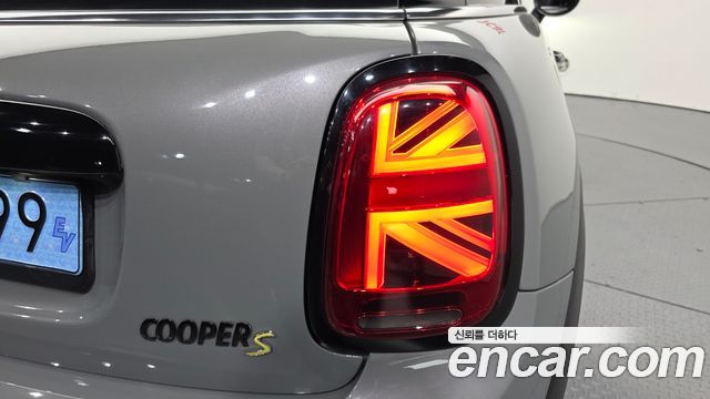 MINI Cooper Electric SE Electric 3rd 2022 — фото 23