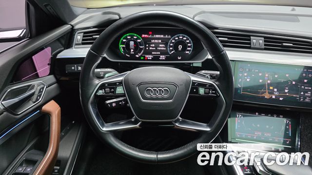 Audi e-tron 55 Quattro 2022 — фото 14