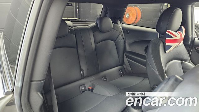 MINI Cooper Electric SE Electric 3rd 2024 — фото 12