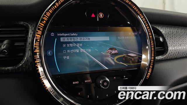 MINI Cooper Electric SE Electric 3rd 2024 — фото 18