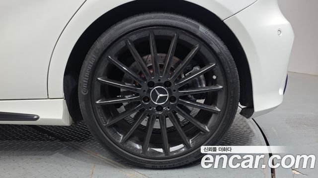 Mercedes-Benz A-Class (W176) A45 AMG 4MATIC 2018 — фото 21