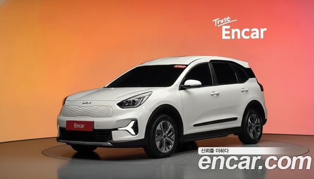 Kia Niro Plus Air 2024 — фото 1