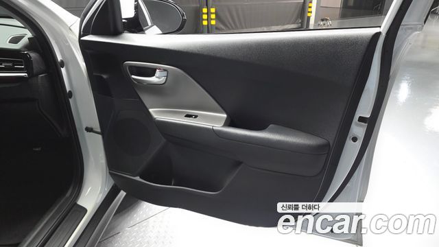Kia Niro Plus Air 2024 — фото 24