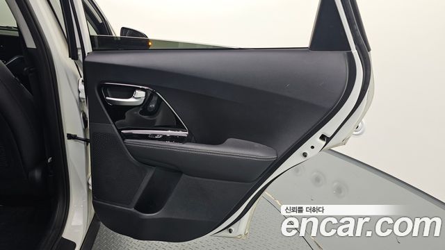 Kia Niro 1.6 HEV Prestige 2021 — фото 25