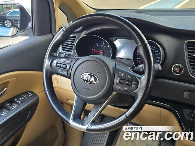Kia Carnival 9-Seater Luxury 2019 — фото 10