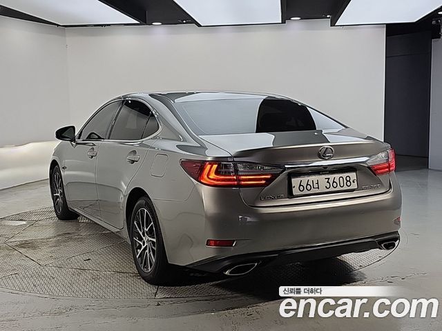 Lexus ES350 Supreme XV60 2018 — фото 3