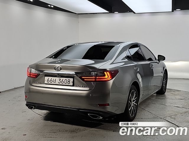 Lexus ES350 Supreme XV60 2018 — фото 4