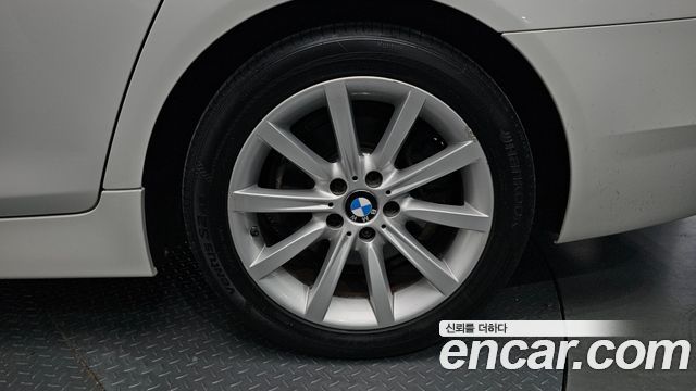 BMW 5 Series (F10) 528i 2014 — фото 38