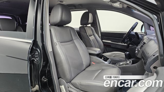 KG Mobility (SsangYong) Korando Turismo 4WD LT 11-seater 2015 — фото 11