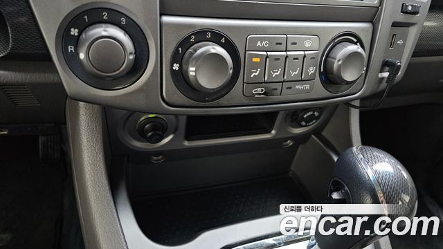 KG Mobility (SsangYong) Korando Turismo 4WD LT 11-seater 2015 — фото 19