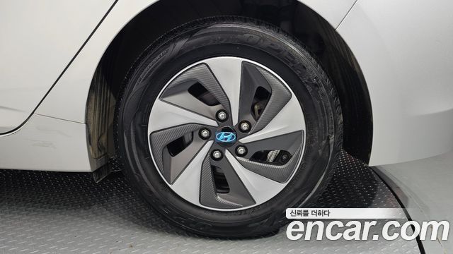Hyundai Ioniq Hybrid I 2017 — фото 27