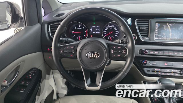 Kia Carnival 9-seater Prestige 2018 — фото 13