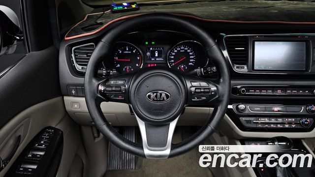 Kia Carnival 9-seater Prestige 2016 — фото 12