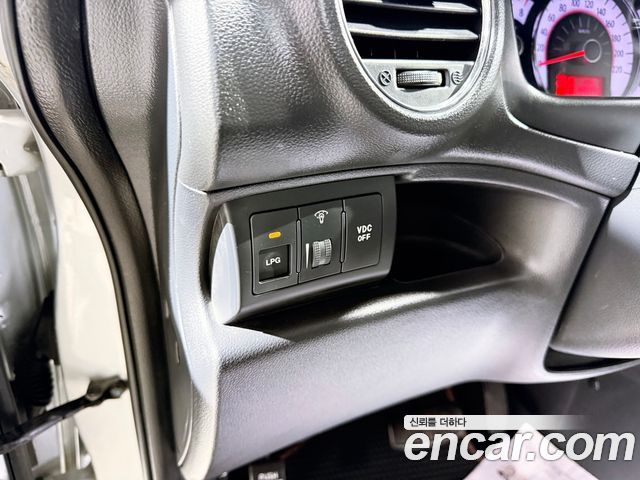 Kia Carens LPI 2.0 GLX High-Deluxe 2011 — фото 10