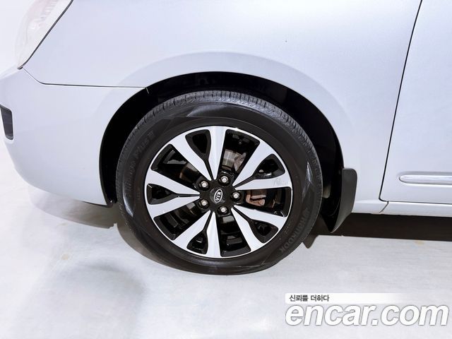 Kia Carens LPI 2.0 GLX High-Deluxe 2011 — фото 24