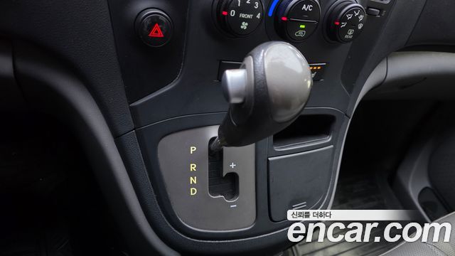 Hyundai Grand Starex 3-Seater VAN CVX Deluxe 2015 — фото 9