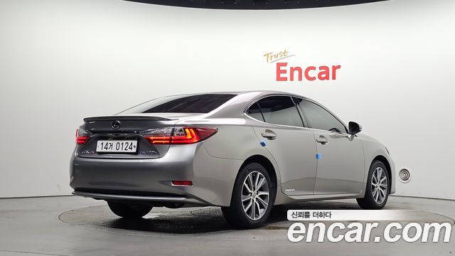 Lexus ES300h Executive XV60 2016 — фото 2