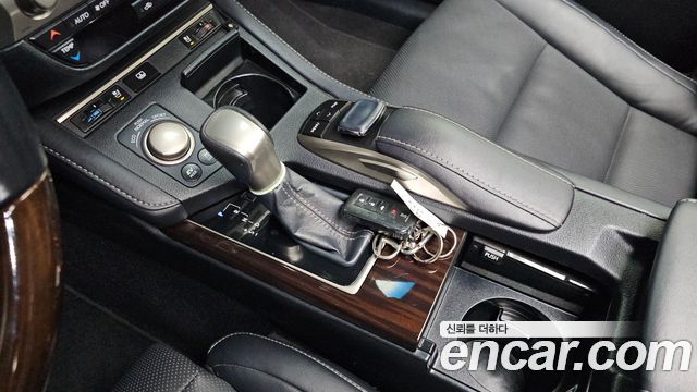 Lexus ES300h Executive XV60 2016 — фото 9