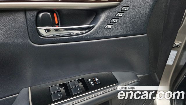Lexus ES300h Executive XV60 2016 — фото 12