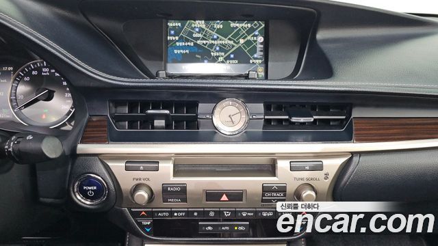 Lexus ES300h Executive XV60 2016 — фото 16