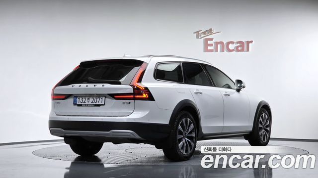 Volvo V90 Cross Country B5 Pro AWD 2021 — фото 2