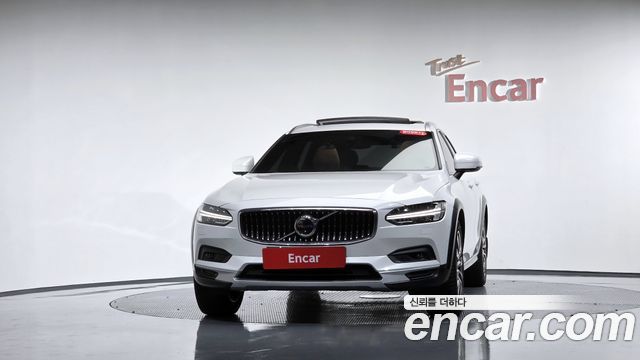 Volvo V90 Cross Country B5 Pro AWD 2021 — фото 3