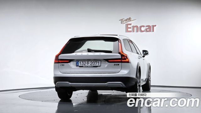 Volvo V90 Cross Country B5 Pro AWD 2021 — фото 4