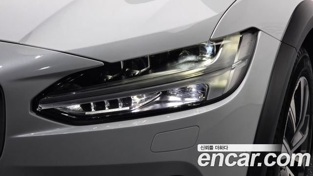 Volvo V90 Cross Country B5 Pro AWD 2021 — фото 22