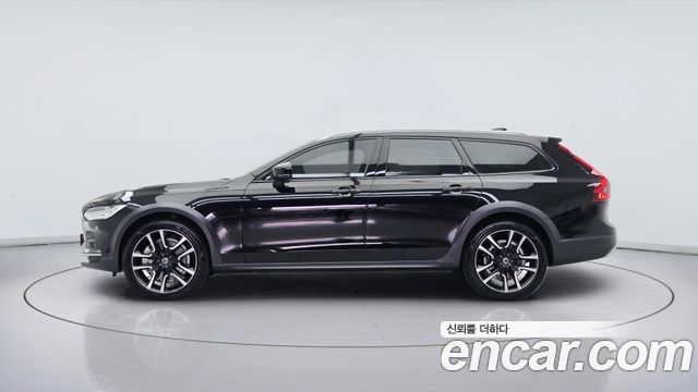 Volvo V90 Cross Country B5 Ultimate AWD 2024 — фото 3