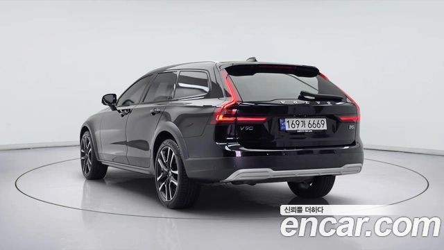 Volvo V90 Cross Country B5 Ultimate AWD 2024 — фото 4