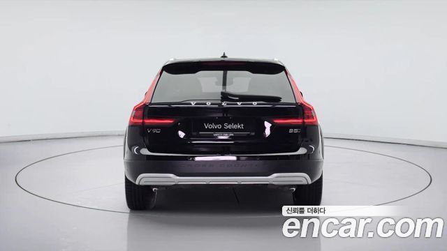 Volvo V90 Cross Country B5 Ultimate AWD 2024 — фото 5