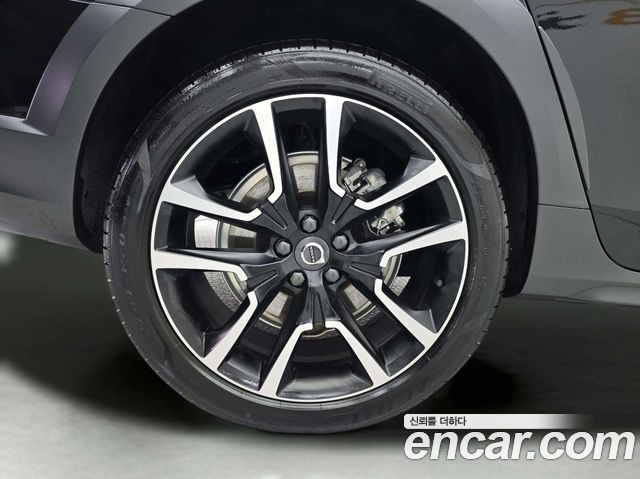 Volvo V90 Cross Country B5 Ultimate AWD 2024 — фото 6