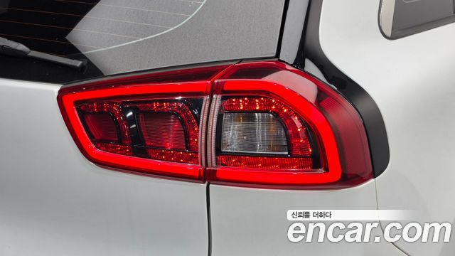 Kia Niro Prestige 2018 — фото 23