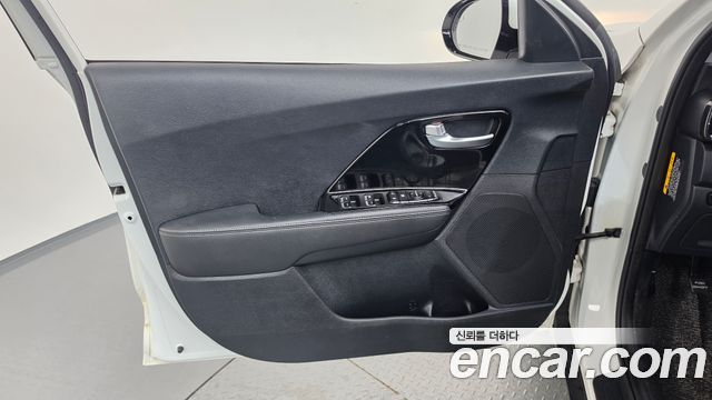 Kia Niro Prestige 2018 — фото 24