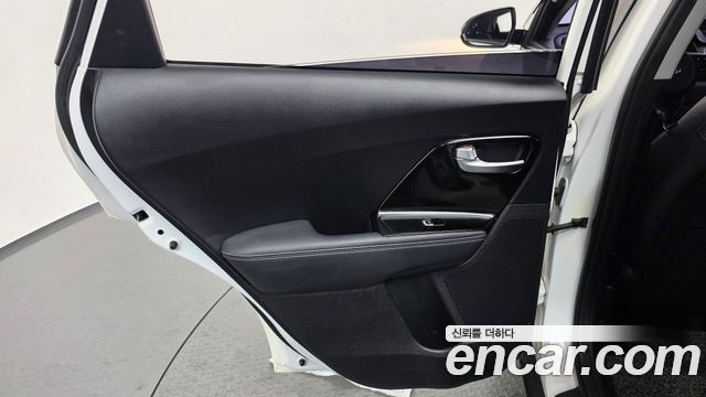 Kia Niro Prestige 2018 — фото 25