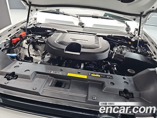 Land Rover Defender (L663) 110 D250 SE 2023 — фото 6