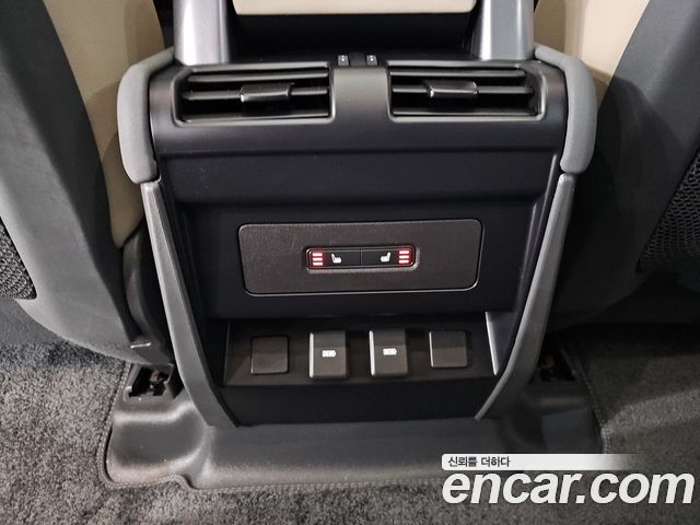 Land Rover Defender (L663) 110 D250 SE 2023 — фото 23