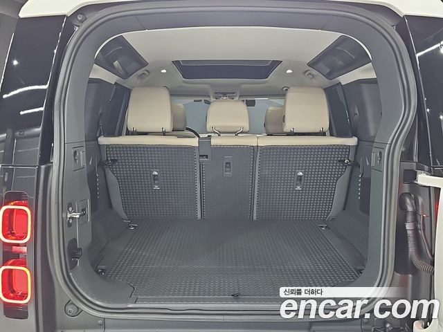 Land Rover Defender (L663) 110 D250 SE 2023 — фото 24