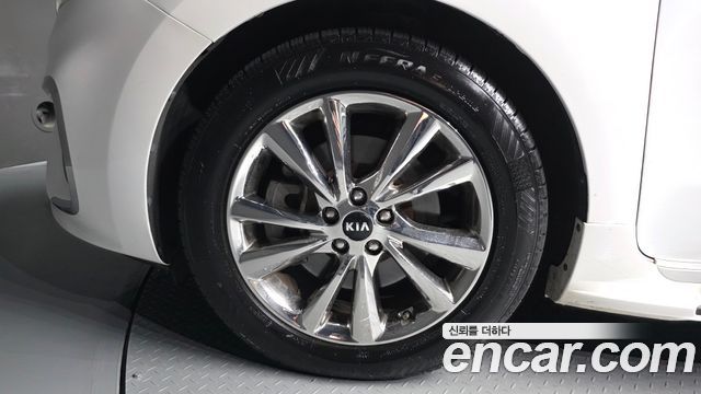 Kia Carnival 9-Seater Prstige 2019 — фото 5