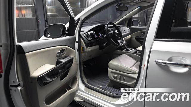 Kia Carnival 9-Seater Prstige 2019 — фото 10
