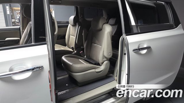 Kia Carnival 9-Seater Prstige 2019 — фото 26