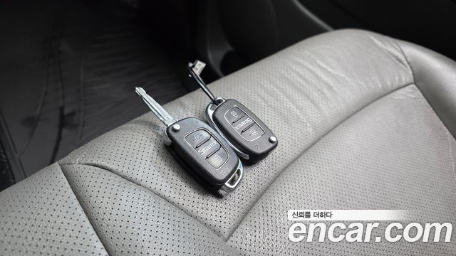 Hyundai Grand Starex Van 3-Seater Style 2019 — фото 17