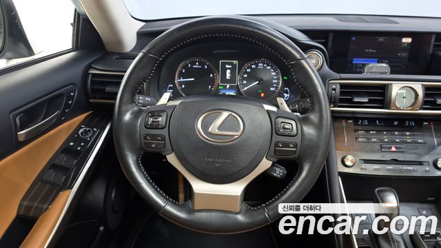 Lexus IS200t Supreme 2017 — фото 13