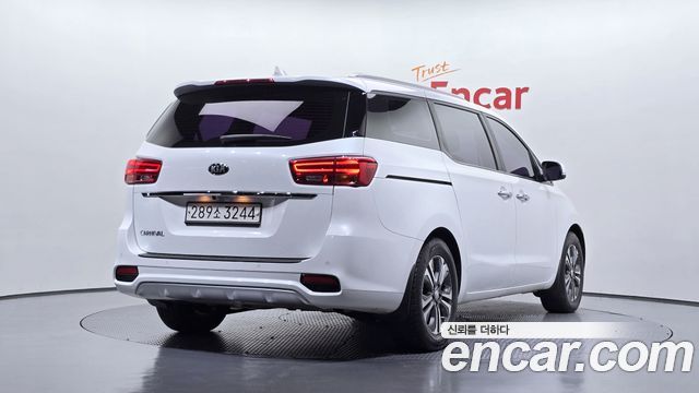 Kia Carnival 9-Seater Luxury 2019 — фото 2