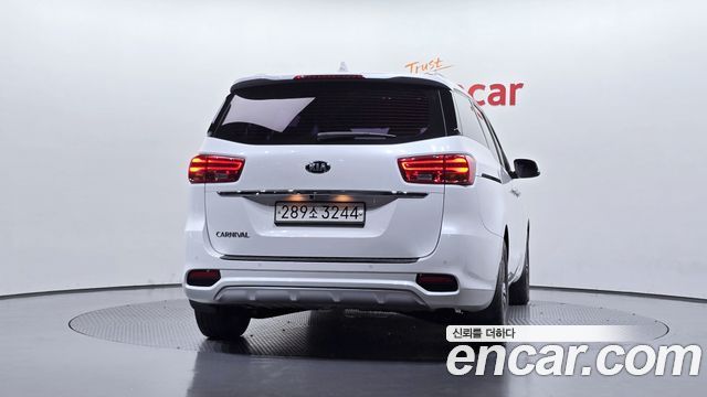 Kia Carnival 9-Seater Luxury 2019 — фото 4