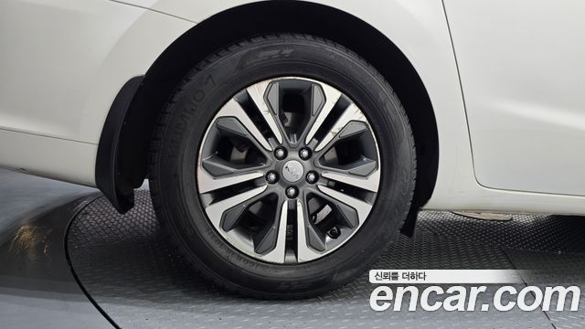 Kia Carnival 9-Seater Luxury 2019 — фото 5
