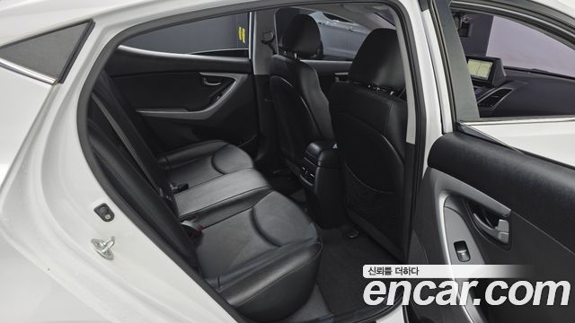 Hyundai Avante 1.6 GDi Smart Standard 2015 — фото 11