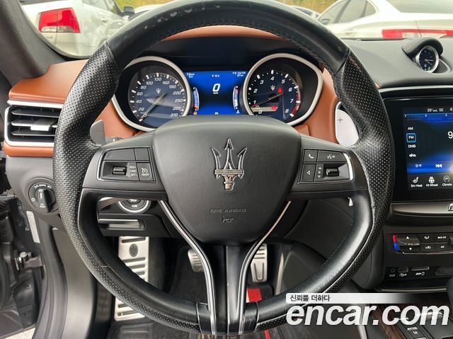 Maserati Ghibli 3.0 GranSport 3rd 2018 — фото 15