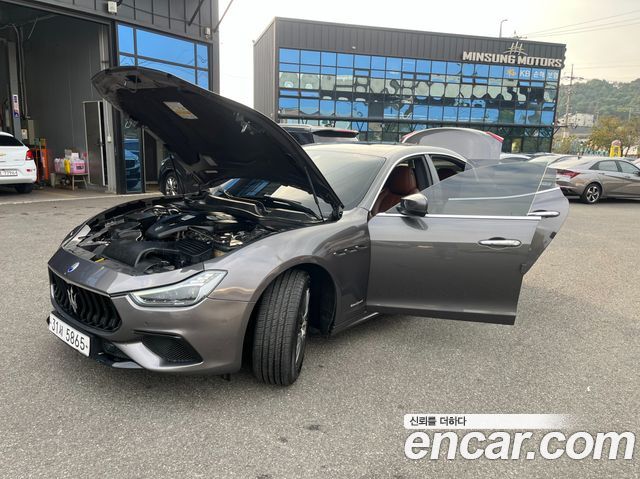 Maserati Ghibli 3.0 GranSport 3rd 2018 — фото 24