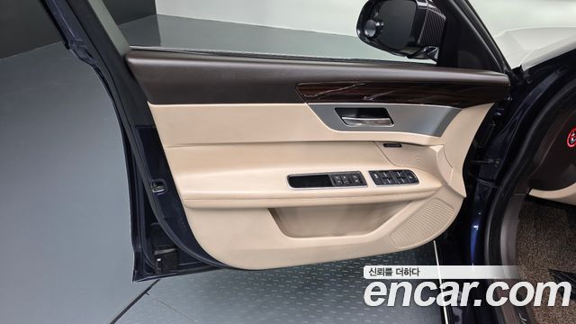 Jaguar XF (X260) 20d Portfolio AWD 2017 — фото 30